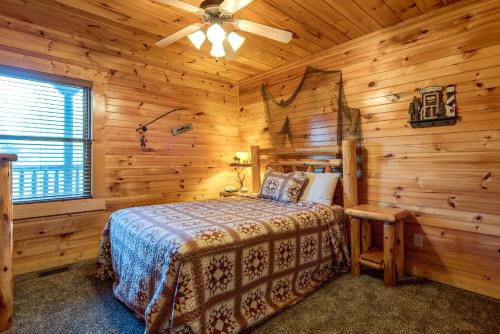 Hemlock Manor 3 Bedrooms Sleeps 10 WiFi Game Room Hot Tub Fireplace - image 13
