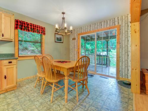 Eagle Creek, 2 Bedrooms, Hot Tub, Porch, Sleeps 6 in Gatlinburg, USA