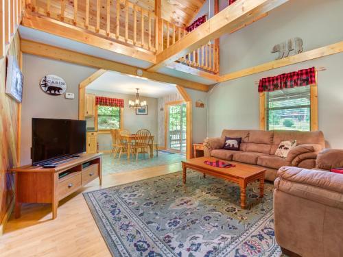 Eagle Creek, 2 Bedrooms, Hot Tub, Porch, Sleeps 6 in Gatlinburg, USA
