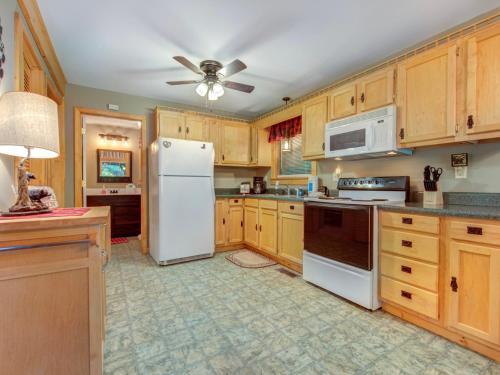 Eagle Creek, 2 Bedrooms, Hot Tub, Porch, Sleeps 6 in Gatlinburg, USA