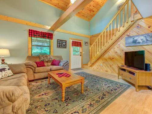Eagle Creek, 2 Bedrooms, Hot Tub, Porch, Sleeps 6 in Gatlinburg, USA