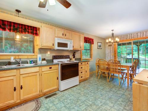 Eagle Creek 2 Bedrooms Hot Tub Porch Sleeps 6 - image 12