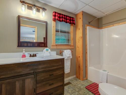 Eagle Creek 2 Bedrooms Hot Tub Porch Sleeps 6 - main image