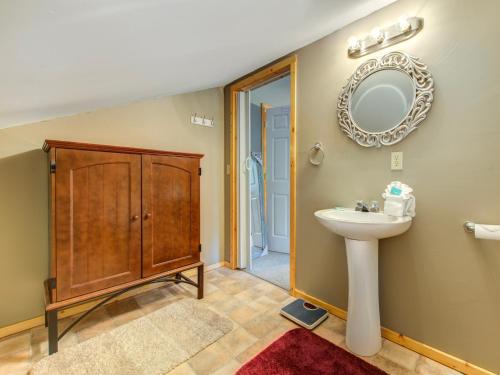Eagle Creek 2 Bedrooms Hot Tub Porch Sleeps 6 - image 7