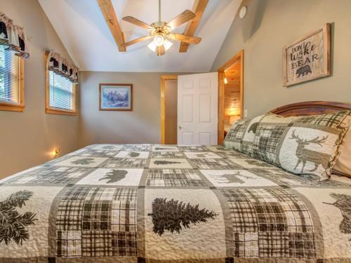 Eagle Creek 2 Bedrooms Hot Tub Porch Sleeps 6 - image 13