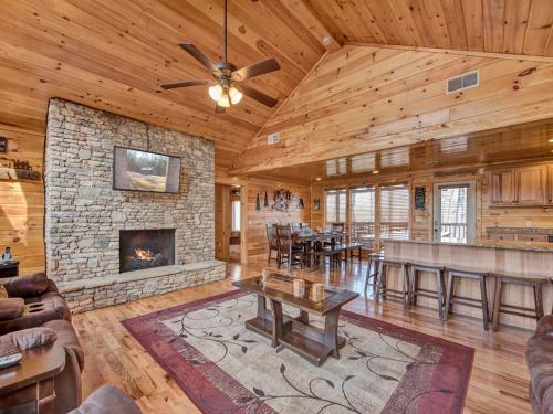 Parkside Lodge, 6 Bedrooms, Sleeps 26, Theater Room, Hot Tub, Pool Table