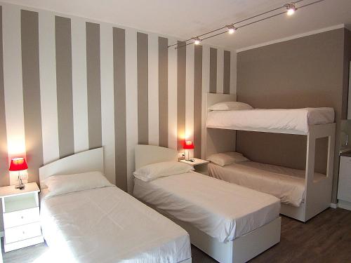 2 twin beds, 2 bunk beds