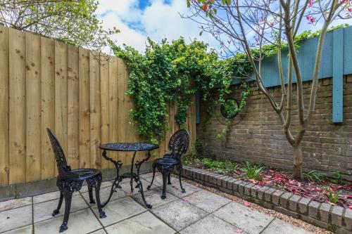 4 Bed City House with Private Garden and Parking
