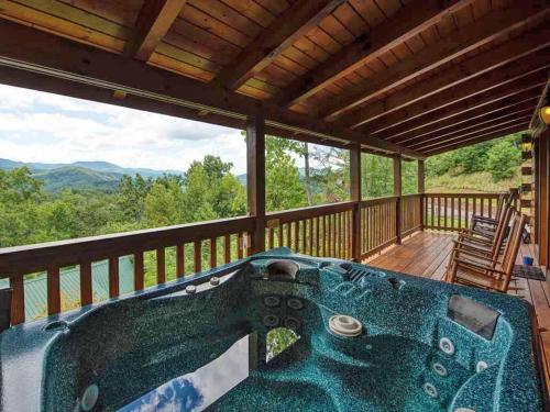 Highpoint Escape, 3 Bedrooms, Mountain Views, Hot Tub, WiFi, Sleeps 10