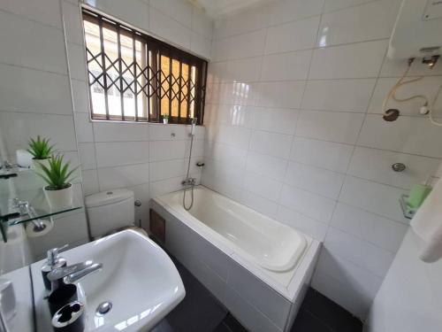 NESTA BARRON -Home Away from Home in มาดินา