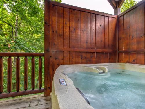 Old Hickory Lodge 4 Bedrooms Sleeps 18 WiFi Theater Room Hot Tub - image 6