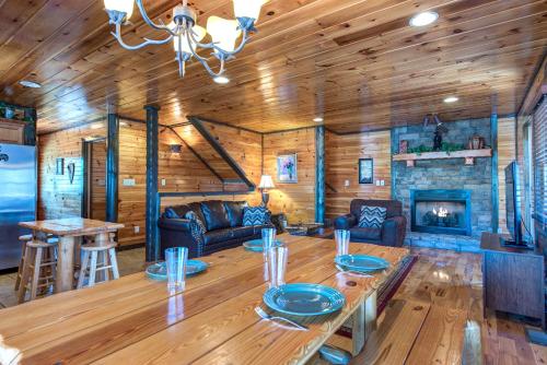 Old Hickory Lodge 4 Bedrooms Sleeps 18 WiFi Theater Room Hot Tub - image 11