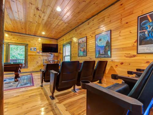 Old Hickory Lodge 4 Bedrooms Sleeps 18 WiFi Theater Room Hot Tub - image 9