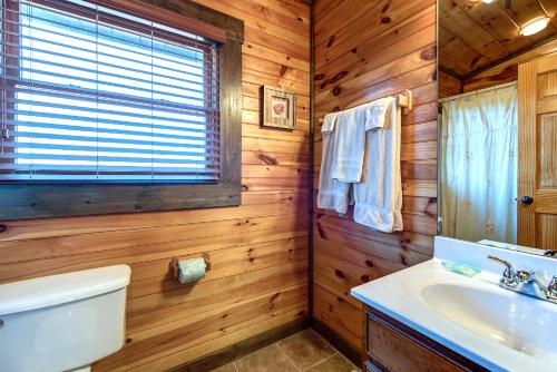 Old Hickory Lodge 4 Bedrooms Sleeps 18 WiFi Theater Room Hot Tub - image 10