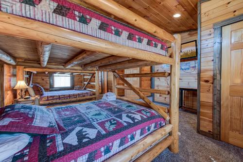 Old Hickory Lodge 4 Bedrooms Sleeps 18 WiFi Theater Room Hot Tub - image 12