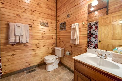 Old Hickory Lodge 4 Bedrooms Sleeps 18 WiFi Theater Room Hot Tub - image 2