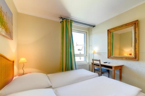 Double Room image 7