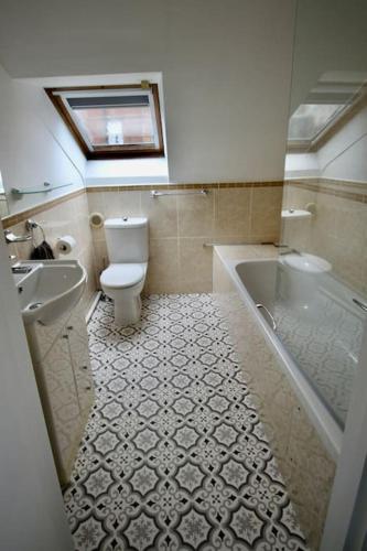 Vernon Place town centre Vernon Cottage 3-bed with parking 1A Vernon Court 2-bed with parking 1B studio no parking off the High Street next to Sandford Park - image 2