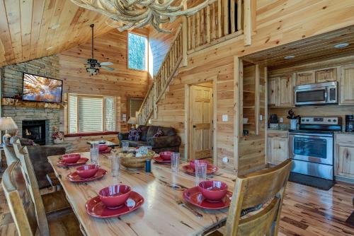 Rocky Top Lookout, 4 BR, Theater, Arcade, Bumper Pool, Hot Tub, Sleeps 12 in Gatlinburg, USA