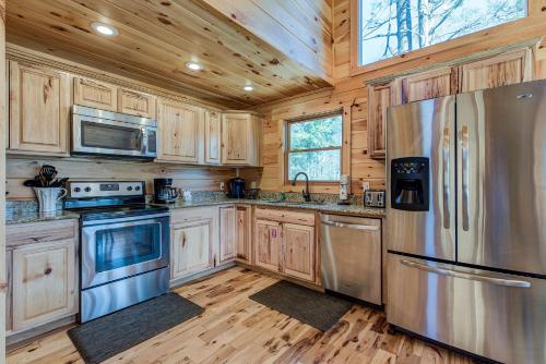 Rocky Top Lookout, 4 BR, Theater, Arcade, Bumper Pool, Hot Tub, Sleeps 12 in Gatlinburg, USA
