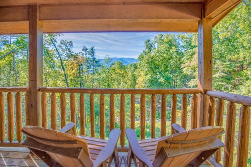 Rocky Top Lookout, 4 BR, Theater, Arcade, Bumper Pool, Hot Tub, Sleeps 12 in Gatlinburg, USA