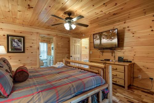 Rocky Top Lookout 4 BR Theater Arcade Bumper Pool Hot Tub Sleeps 12 - image 11
