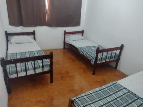 3 twin beds