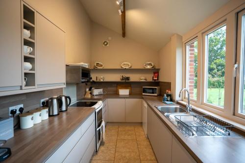 บริการและสิ่งอำนวยความสะดวก, Stackyard Lodge - enchanting 18th Century converted barn in the Waveney Valley in เบคเคิล