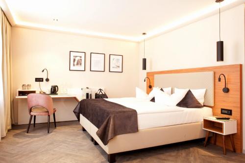 1 queen bed, 1 sofa bed