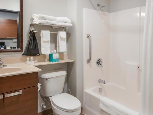 Ванная комната, MY PLACE HOTEL-DAVENPORT/QUAD CITIES, IA in Беттендорф (Айова)