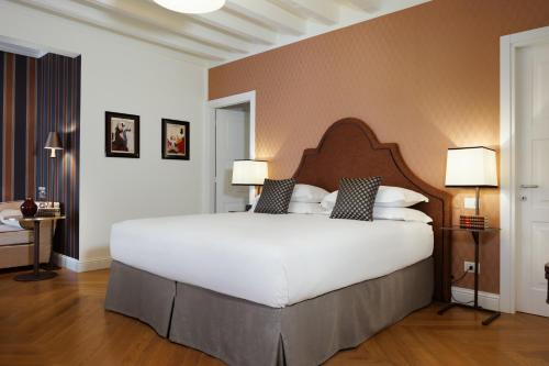 Deluxe King Room image 5