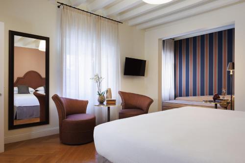 Deluxe King Room image 4