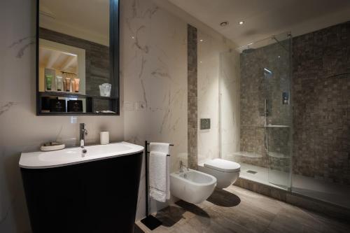 Deluxe King Room image 6