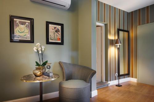 King Room image 9