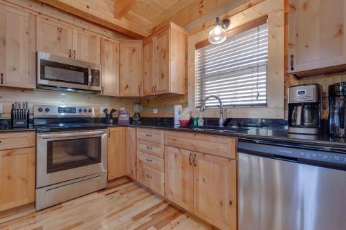 Lovers' Hideaway 1 Bedroom Jetted Tub Private Pool Table Sleeps 4 - image 11
