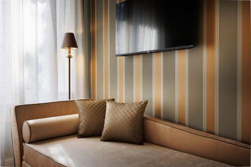 Deluxe King Room image 8