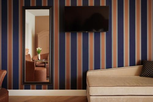 Deluxe King Room image 10