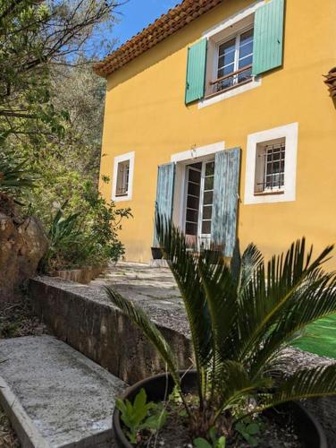 Appartement au calme avec extérieur et parking - Location saisonnière - Cuers