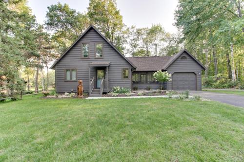 . Breezy Point Cabin: Deck w/ Golf Course Views!