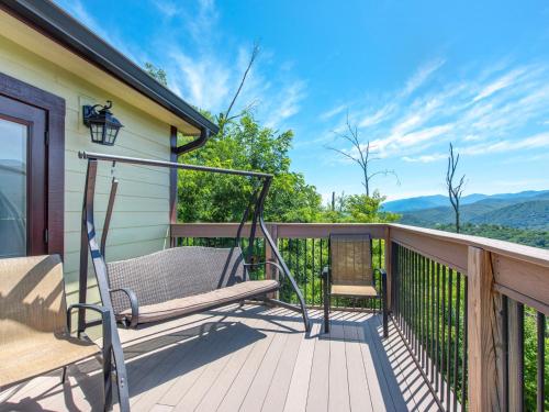 Hello Smokys, 2 Bedrooms, Sleeps 6, Hot Tub, Games, Views, Pool Access