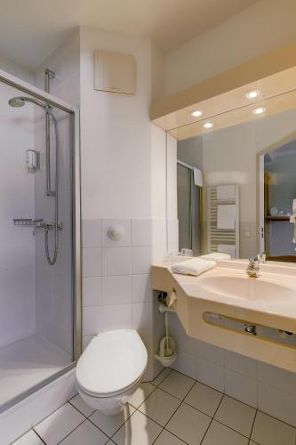 Twin Room image 10