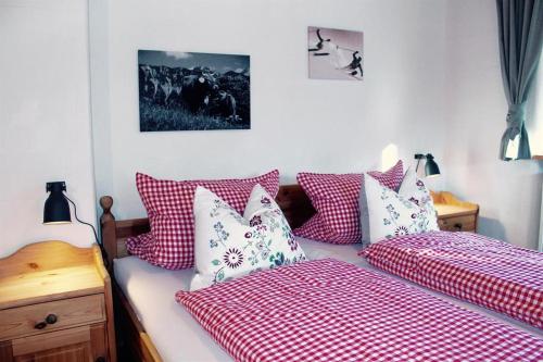 1 queen bed, 2 sofa beds