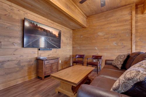 Lasting Impressions 3 Bedroom Hot Tub Fireplace Pets WiFi Sleeps 12 - image 8