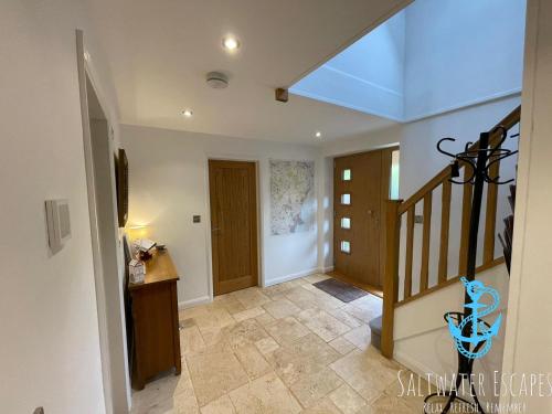 Boundary Cottage - Spacious Homely Cottage With Log Burner and Garden