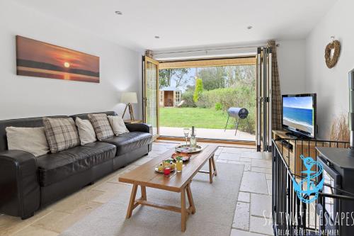 Boundary Cottage - Spacious Homely Cottage With Log Burner and Garden