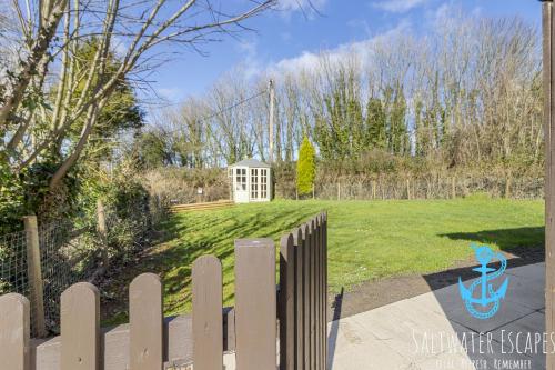 Boundary Cottage - Spacious Homely Cottage With Log Burner and Garden