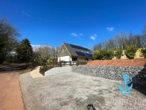 Boundary Cottage - Spacious Homely Cottage With Log Burner and Garden