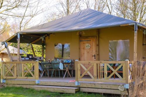 B&B Grou - Glamping Safarilodge 'Grutte Fiif' met airco, extra keuken op veranda en privé achtertuin - Bed and Breakfast Grou