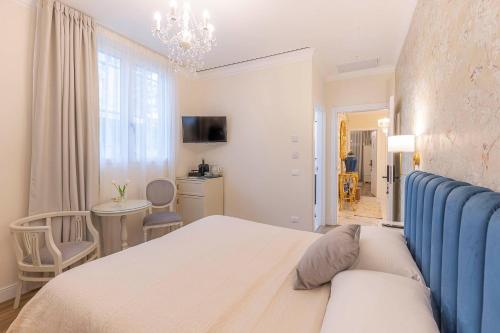 CRYS: Rooms, Holiday, Business