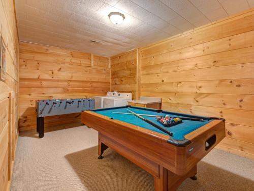 The Vinson 1 Bedroom Loft Game Room Hot Tub Theater Room Sleeps 4 - image 12